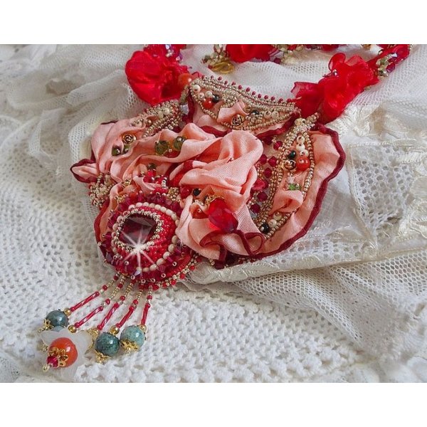 Collier plastron Secret Oriental brod&eacute; avec un cabochon en verre tr&egrave;s ancien et des toupies en cristal de Swarovski