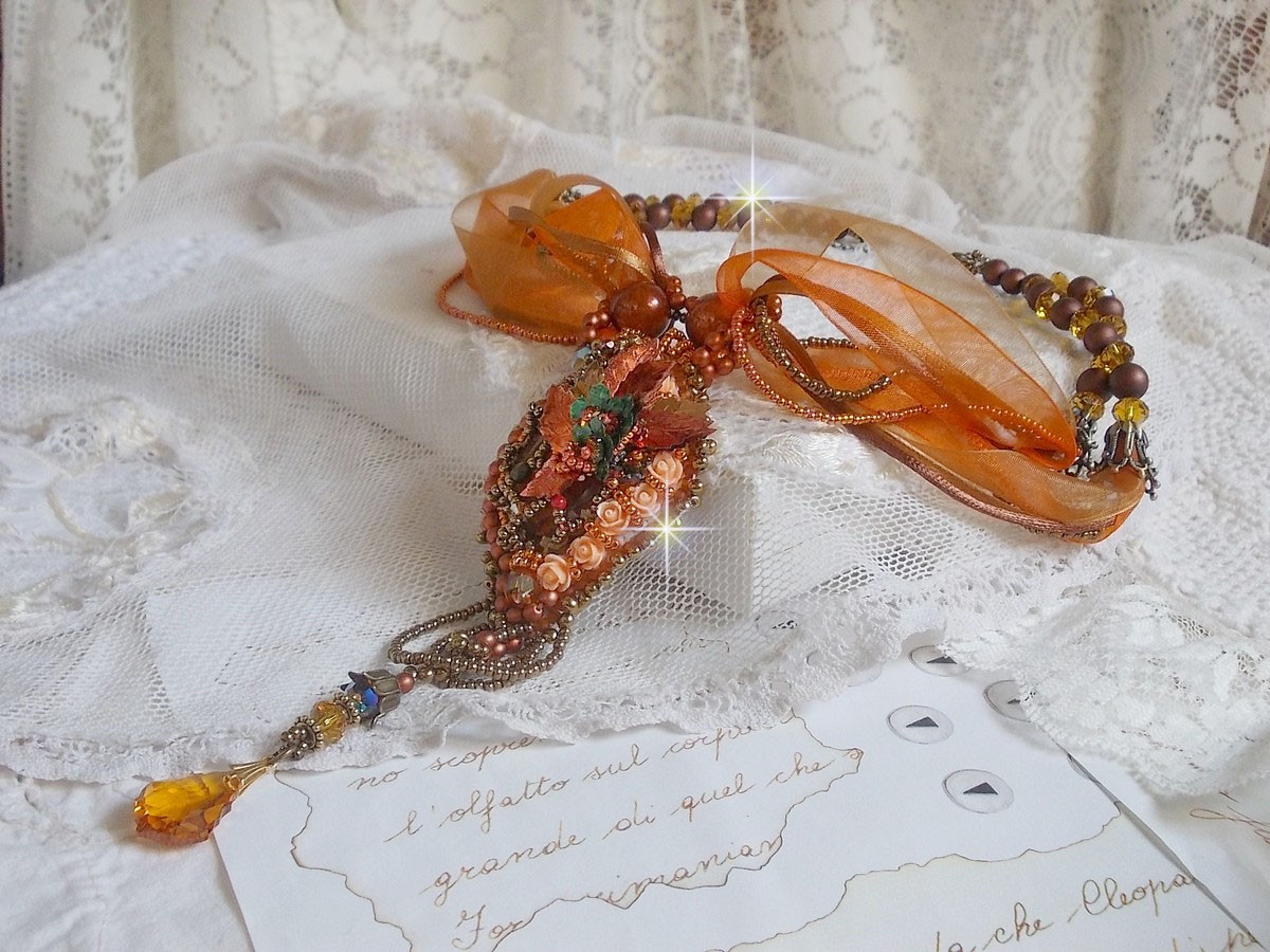 Souffle d'Automne Chic Ethnique hanger, geborduurd met parels en Swarovski kristal 