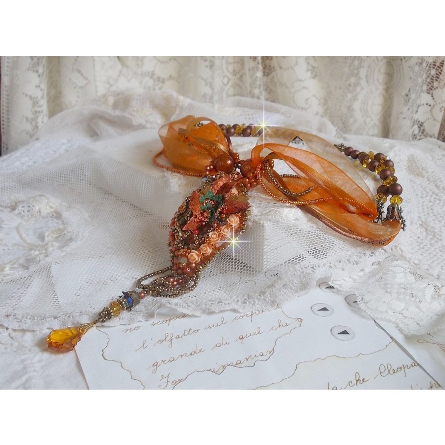 Souffle d'Automne Chic Ethnique hanger, geborduurd met parels en Swarovski kristal 