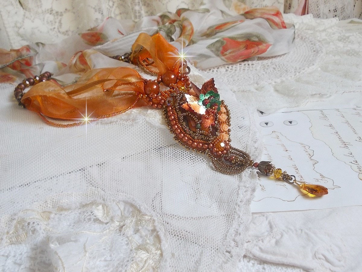 Souffle d'Automne Chic Ethnique hanger, geborduurd met parels en Swarovski kristal 