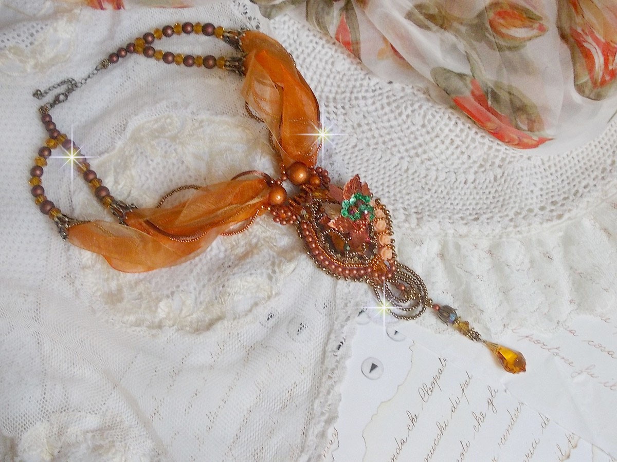 Souffle d'Automne Chic Ethnique hanger, geborduurd met parels en Swarovski kristal 