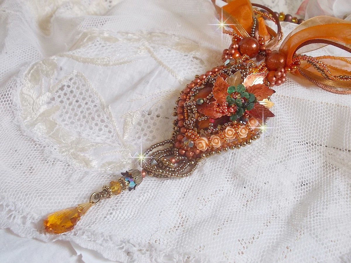 Souffle d'Automne Chic Ethnique hanger, geborduurd met parels en Swarovski kristal 