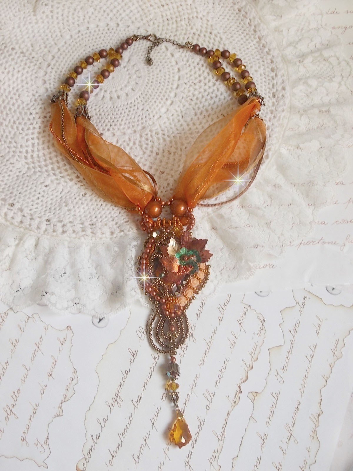 Souffle d'Automne Chic Ethnique hanger, geborduurd met parels en Swarovski kristal 