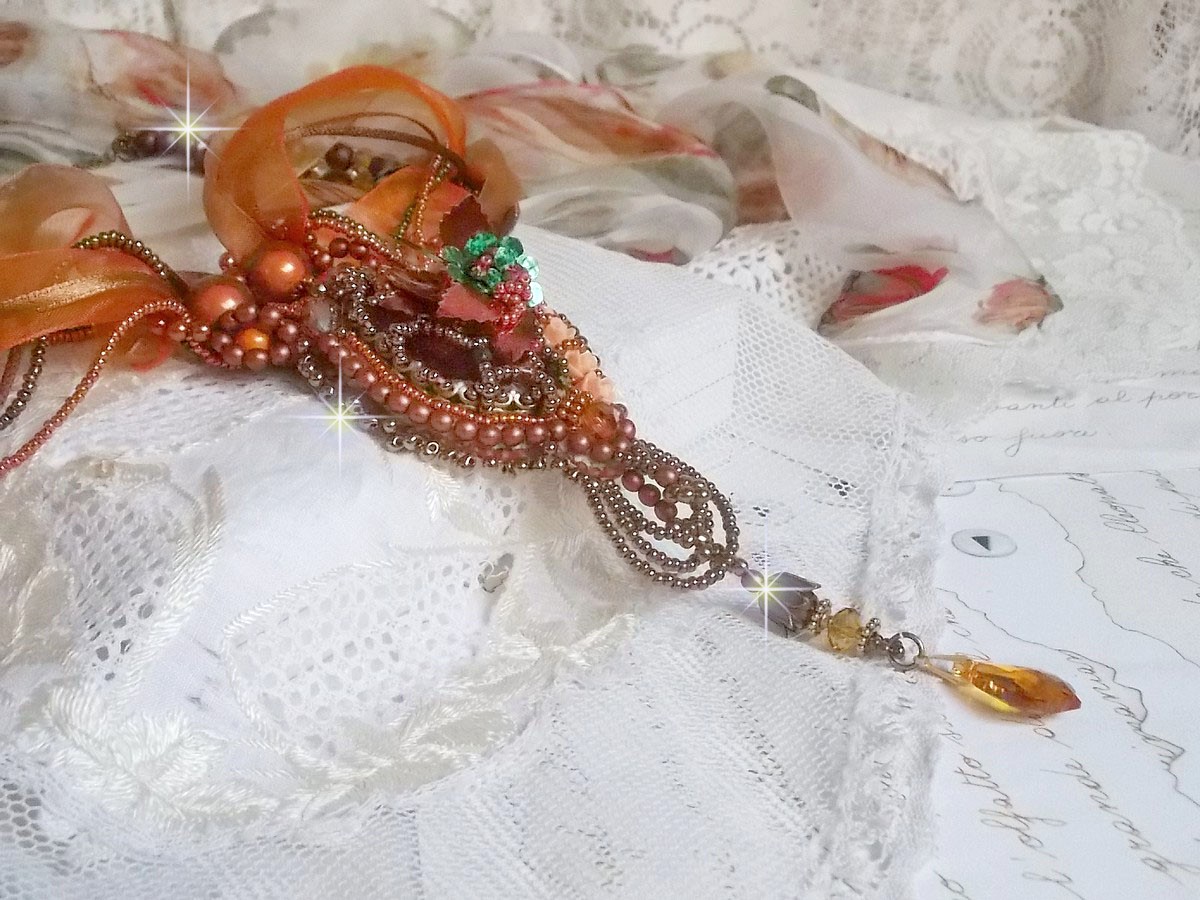 Souffle d'Automne Chic Ethnique hanger, geborduurd met parels en Swarovski kristal 