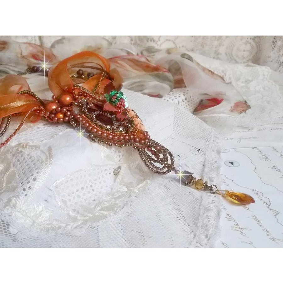 Souffle d'Automne Chic Ethnique hanger, geborduurd met parels en Swarovski kristal 