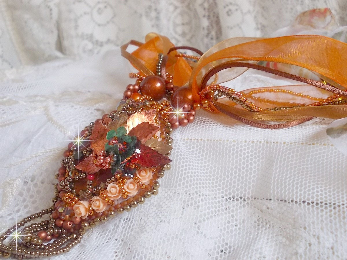 Souffle d'Automne Chic Ethnique hanger, geborduurd met parels en Swarovski kristal 
