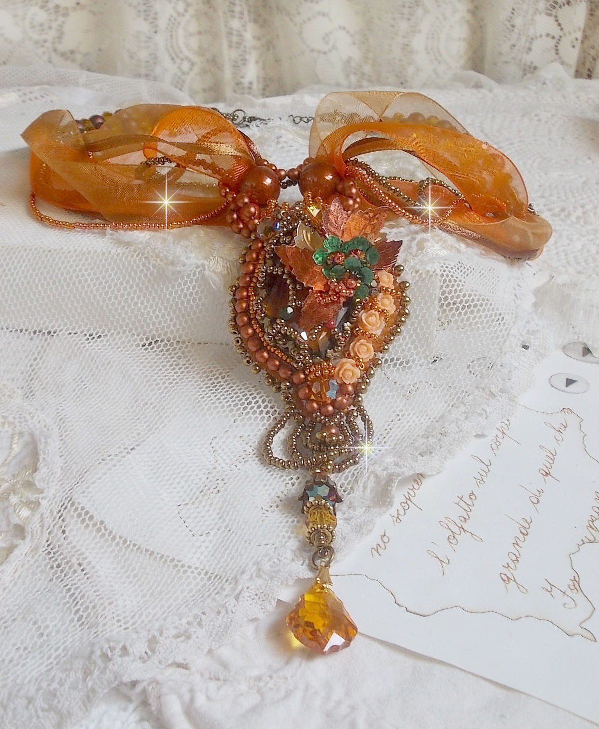 Souffle d'Automne Chic Ethnique hanger, geborduurd met parels en Swarovski kristal 