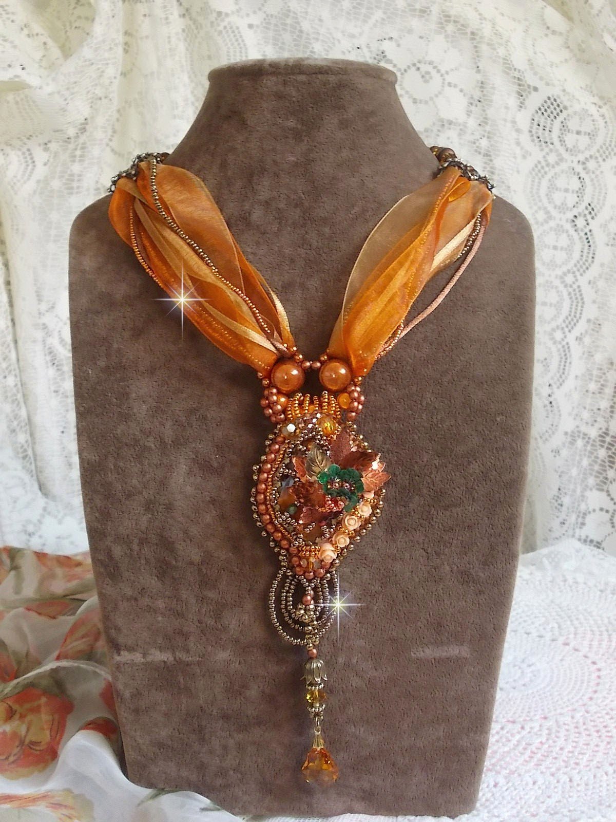 Souffle d'Automne Chic Ethnique hanger, geborduurd met parels en Swarovski kristal 