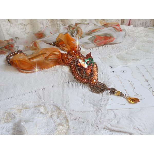 Souffle d'Automne Chic Ethnique hanger, geborduurd met parels en Swarovski kristal 