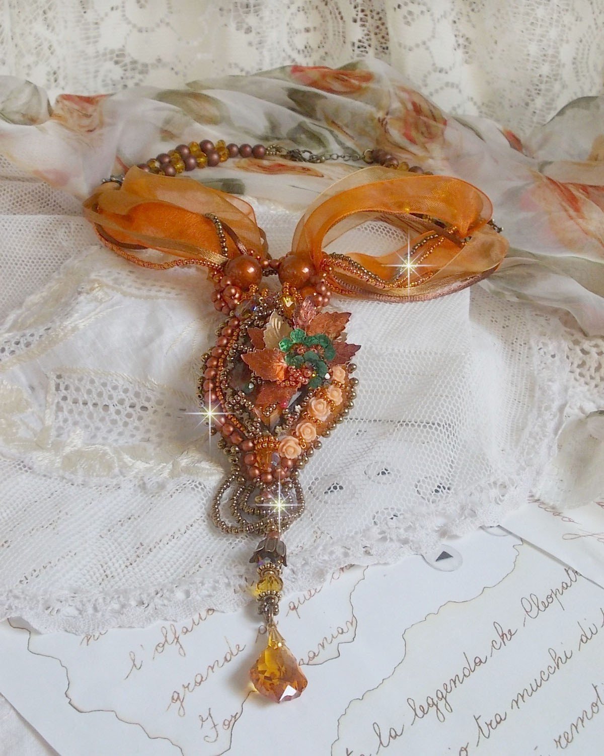 Souffle d'Automne Chic Ethnique hanger, geborduurd met parels en Swarovski kristal 