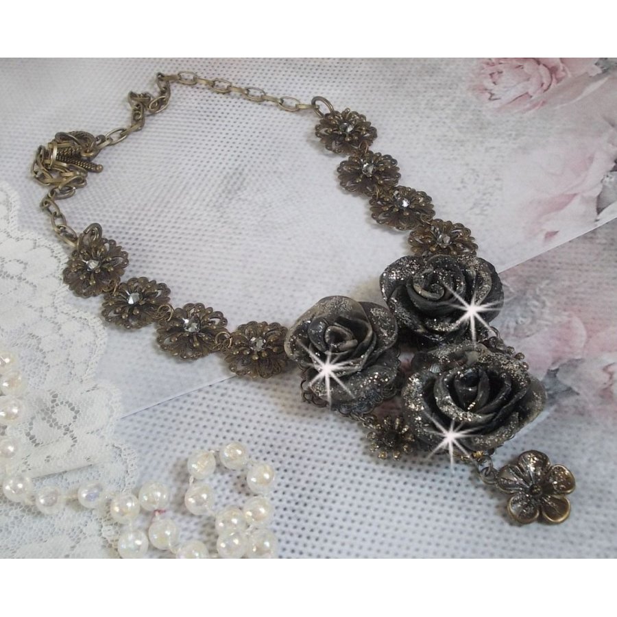 Steampunk Queen ketting gemaakt met zwarte en bruine porseleinen rozen, kristallen cabochons en bronzen accessoires.