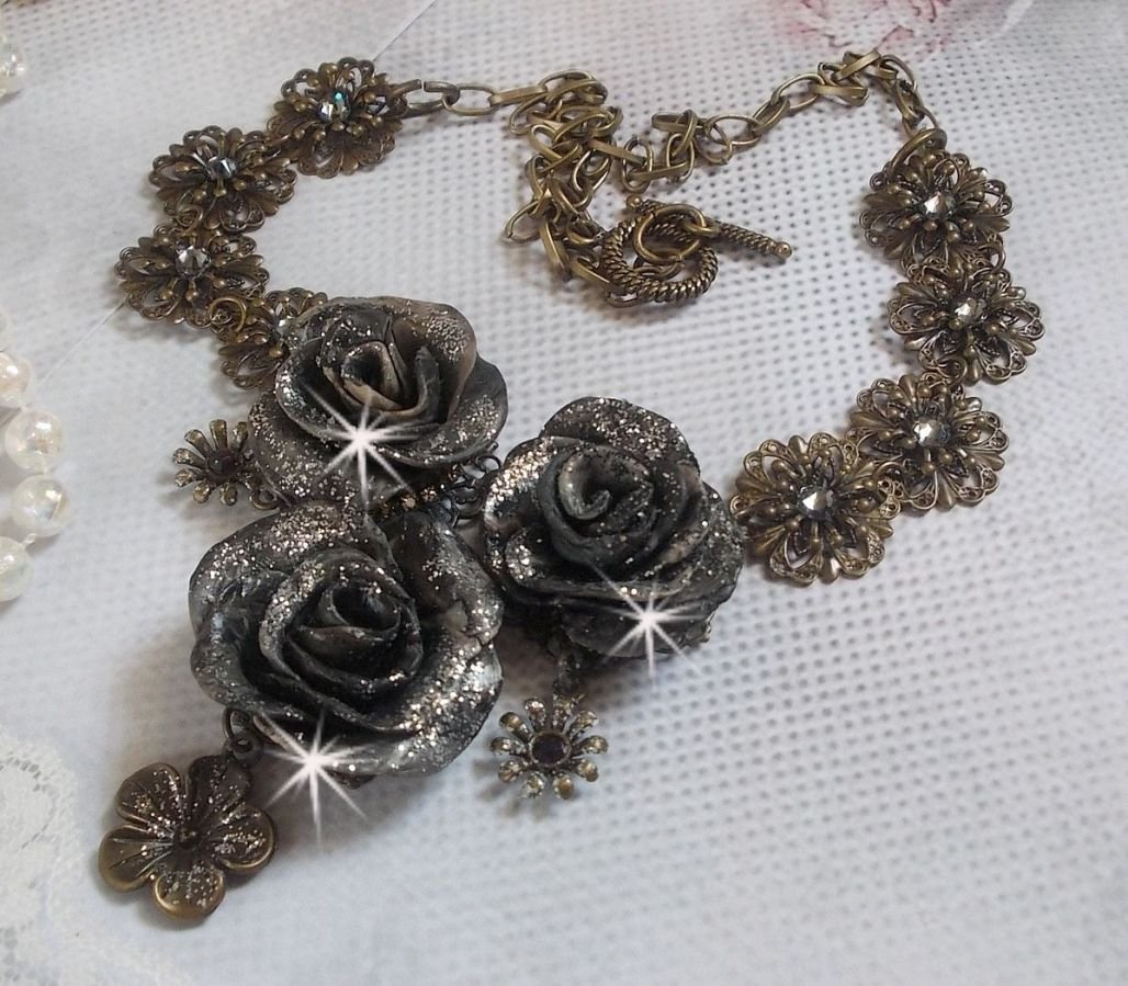 Steampunk Queen ketting gemaakt met zwarte en bruine porseleinen rozen, kristallen cabochons en bronzen accessoires.