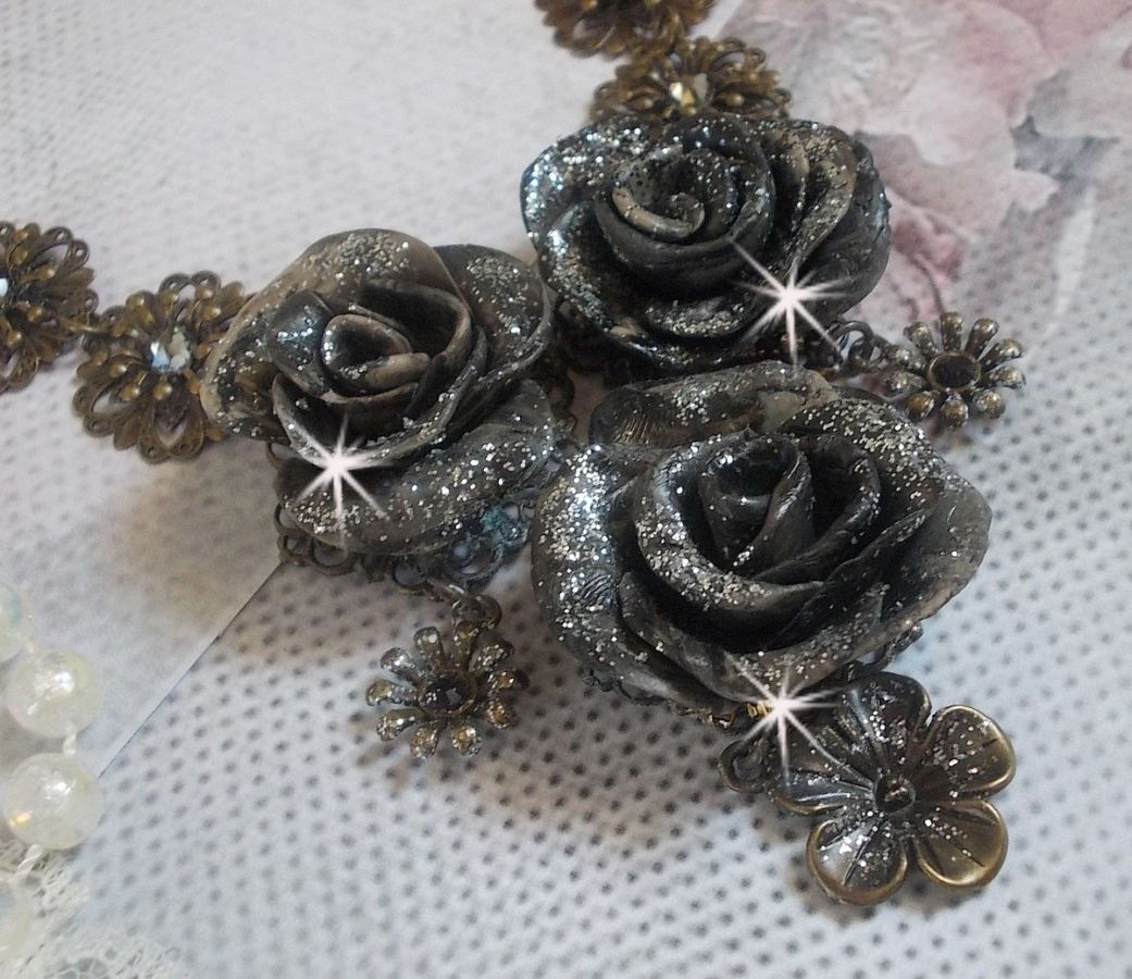 Steampunk Queen ketting gemaakt met zwarte en bruine porseleinen rozen, kristallen cabochons en bronzen accessoires.