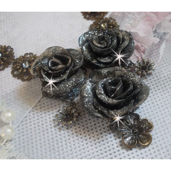 Steampunk Queen ketting gemaakt met zwarte en bruine porseleinen rozen, kristallen cabochons en bronzen accessoires.