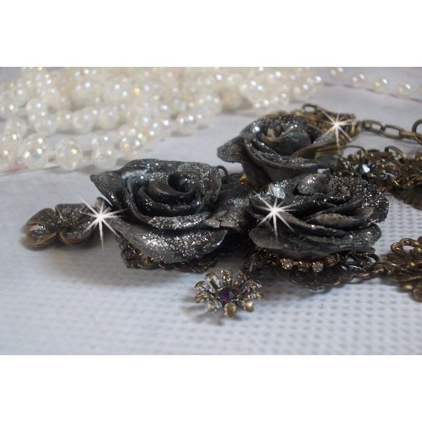 Steampunk Queen ketting gemaakt met zwarte en bruine porseleinen rozen, kristallen cabochons en bronzen accessoires.