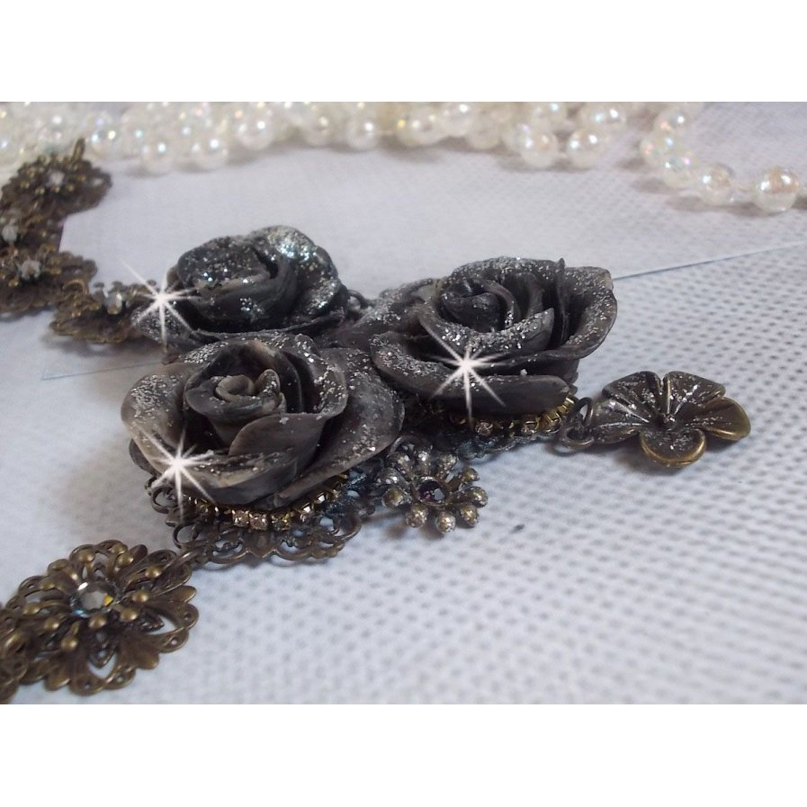 Steampunk Queen ketting gemaakt met zwarte en bruine porseleinen rozen, kristallen cabochons en bronzen accessoires.