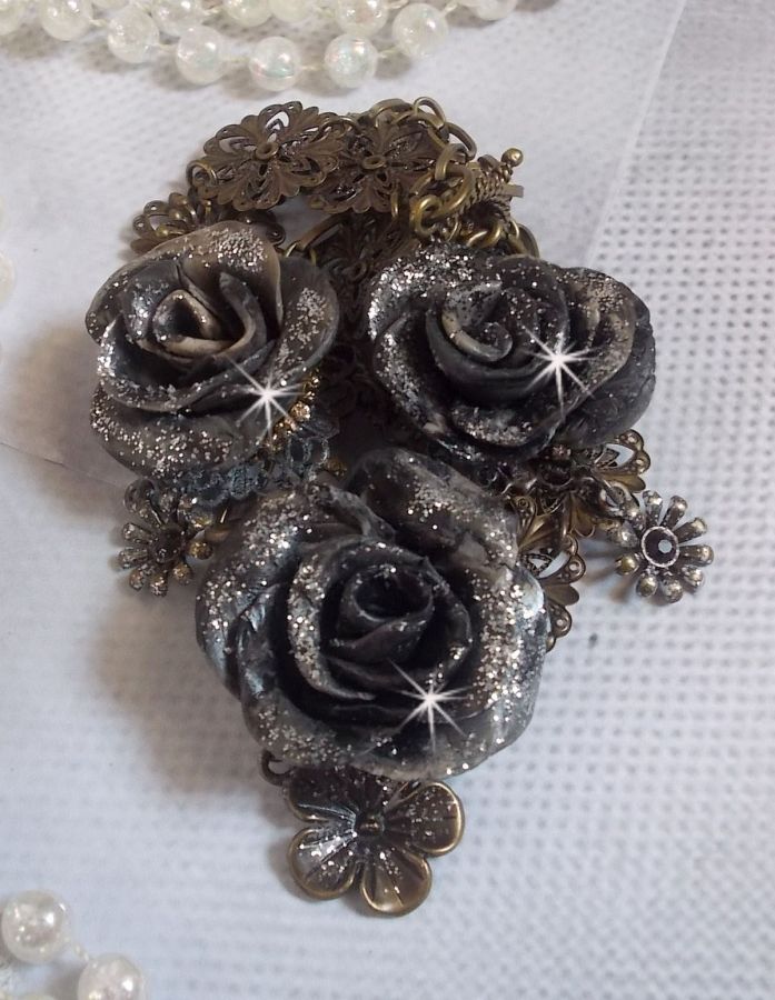 Steampunk Queen ketting gemaakt met zwarte en bruine porseleinen rozen, kristallen cabochons en bronzen accessoires.