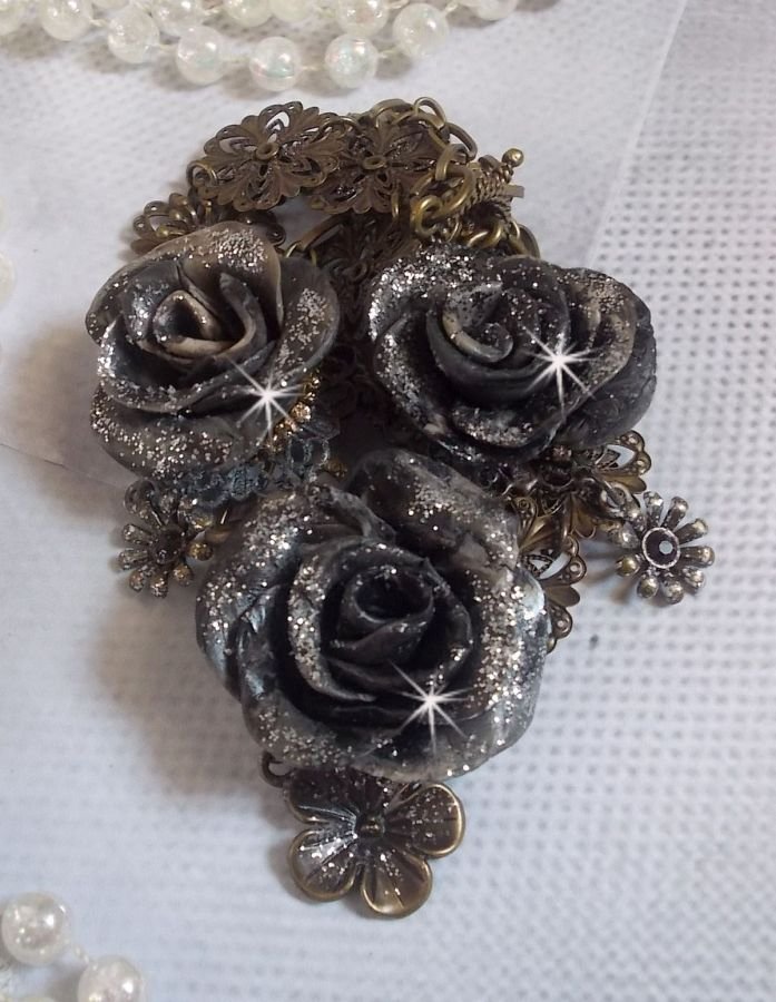Steampunk Queen ketting gemaakt met zwarte en bruine porseleinen rozen, kristallen cabochons en bronzen accessoires.