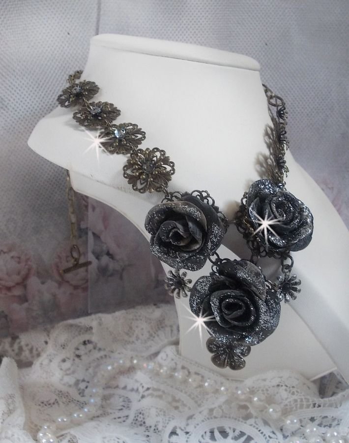 Steampunk Queen ketting gemaakt met zwarte en bruine porseleinen rozen, kristallen cabochons en bronzen accessoires.