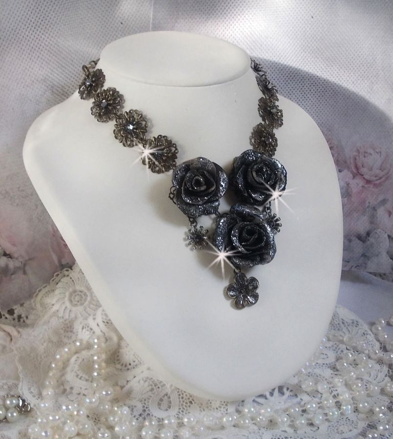 Steampunk Queen ketting gemaakt met zwarte en bruine porseleinen rozen, kristallen cabochons en bronzen accessoires.