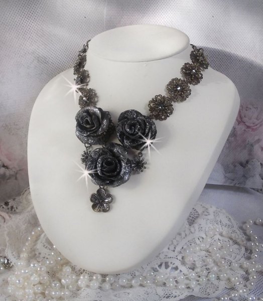 Steampunk Queen ketting gemaakt met zwarte en bruine porseleinen rozen, kristallen cabochons en bronzen accessoires.