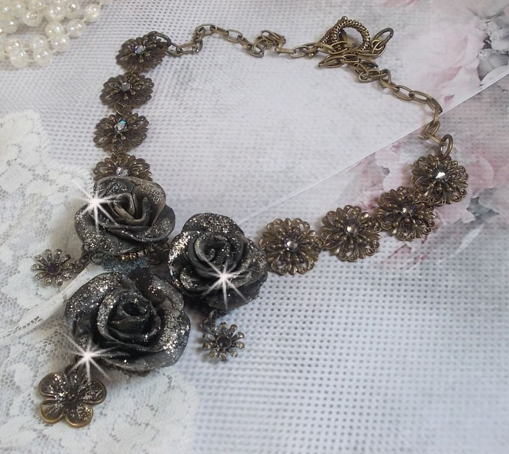 Steampunk Queen ketting gemaakt met zwarte en bruine porseleinen rozen, kristallen cabochons en bronzen accessoires.