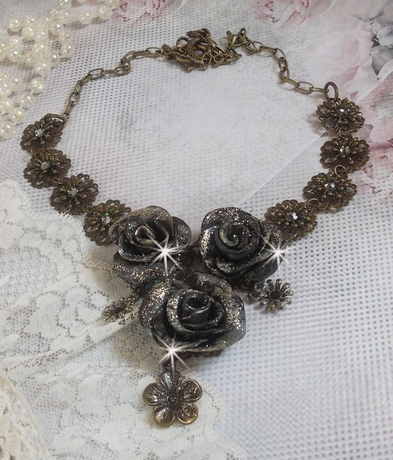 Steampunk Queen ketting gemaakt met zwarte en bruine porseleinen rozen, kristallen cabochons en bronzen accessoires.