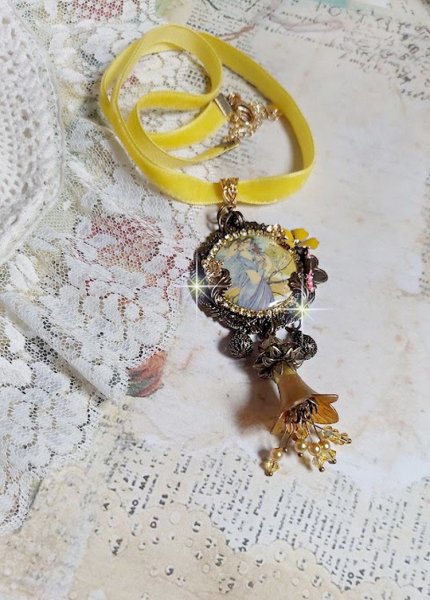 Collier Sunny Side mont&eacute; avec cabochon en r&eacute;sine repr&eacute;sentant une femme en robe Mauve avec un oiseau, cristaux, fleur &eacute;poxy, ruban, Jade en pierre de gemme, breloques aux couleurs Jaune et Bronze
