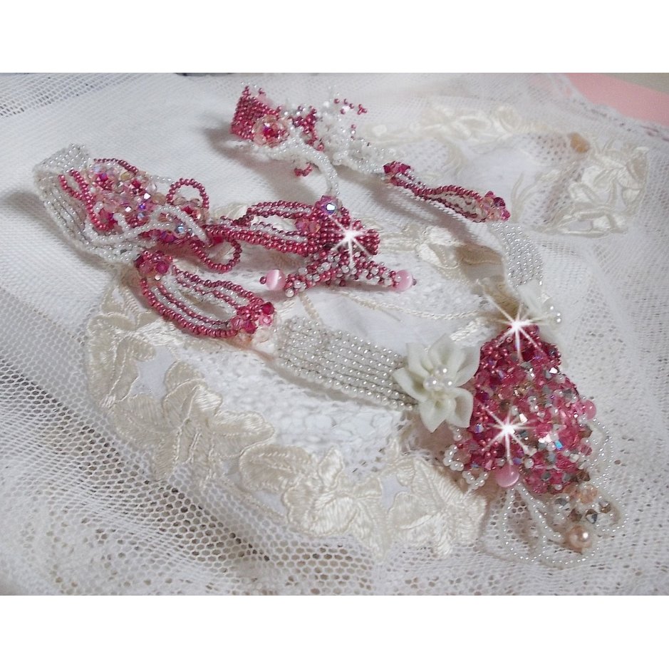 Collier Rose des Sables brodé avec des rocailles roses, blanc nacré et des cristaux de Swarovski
