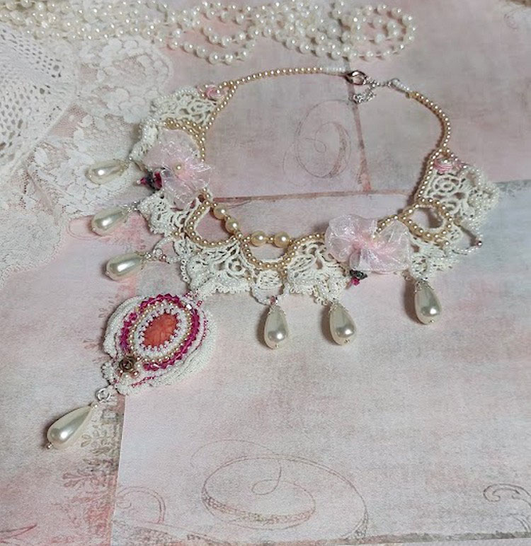 Victoriaanse geborduurde Valmont ketting met Ivory kant, parel kralen en Swarovski kristallen
