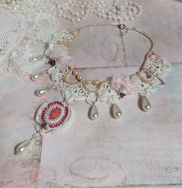 Victoriaanse geborduurde Valmont ketting met Ivory kant, parel kralen en Swarovski kristallen
