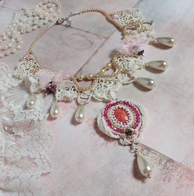 Victoriaanse geborduurde Valmont ketting met Ivory kant, parel kralen en Swarovski kristallen