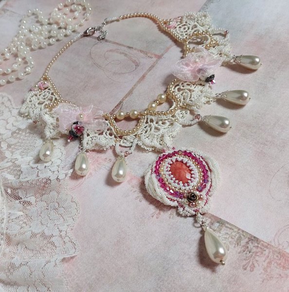 Victoriaanse geborduurde Valmont ketting met Ivory kant, parel kralen en Swarovski kristallen