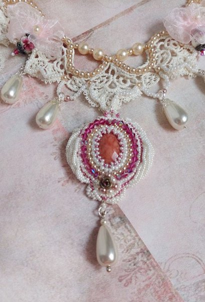 Victoriaanse geborduurde Valmont ketting met Ivory kant, parel kralen en Swarovski kristallen