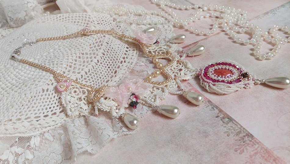 Victoriaanse geborduurde Valmont ketting met Ivory kant, parel kralen en Swarovski kristallen