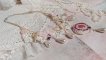 Victoriaanse geborduurde Valmont ketting met Ivory kant, parel kralen en Swarovski kristallen