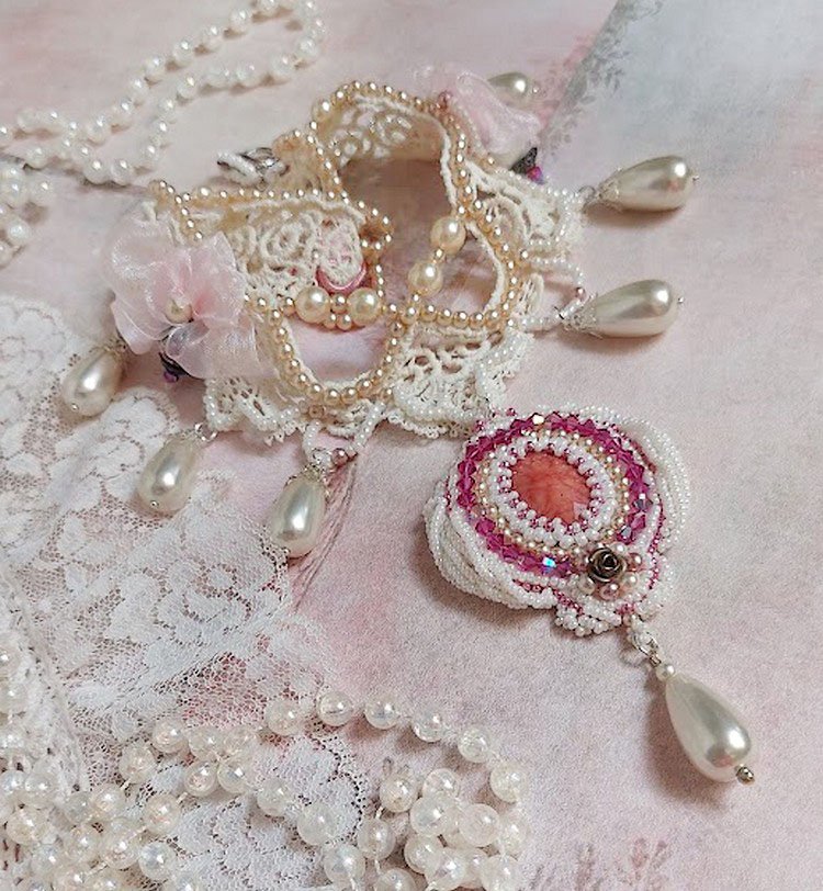 Victoriaanse geborduurde Valmont ketting met Ivory kant, parel kralen en Swarovski kristallen