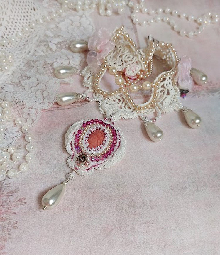 Victoriaanse geborduurde Valmont ketting met Ivory kant, parel kralen en Swarovski kristallen