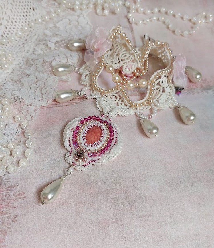 Victoriaanse geborduurde Valmont ketting met Ivory kant, parel kralen en Swarovski kristallen