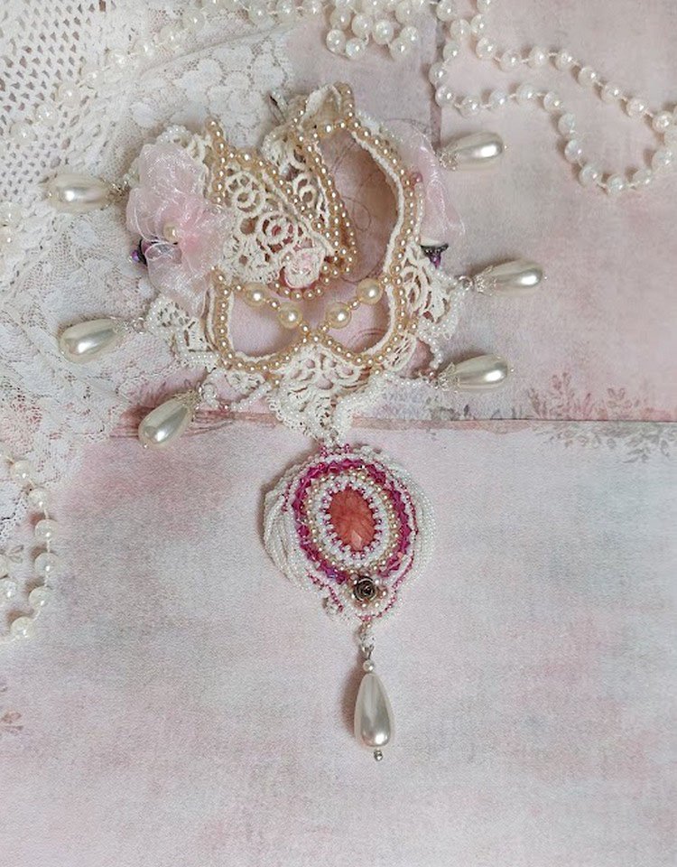 Victoriaanse geborduurde Valmont ketting met Ivory kant, parel kralen en Swarovski kristallen
