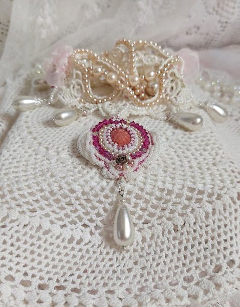Victoriaanse geborduurde Valmont ketting met Ivory kant, parel kralen en Swarovski kristallen