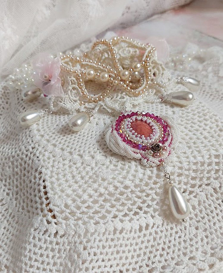 Victoriaanse geborduurde Valmont ketting met Ivory kant, parel kralen en Swarovski kristallen