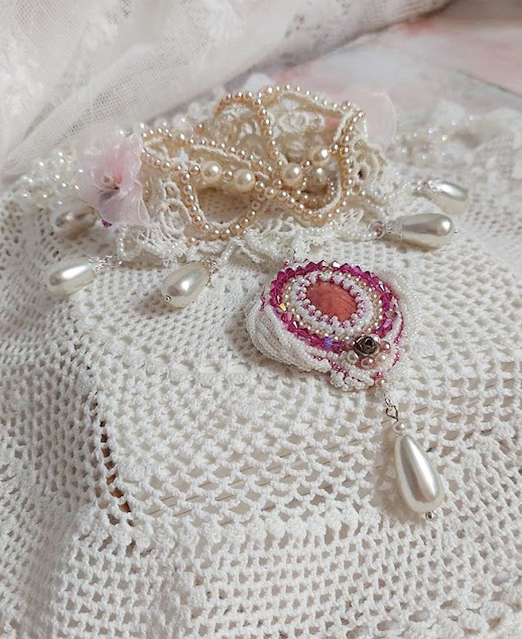 Victoriaanse geborduurde Valmont ketting met Ivory kant, parel kralen en Swarovski kristallen