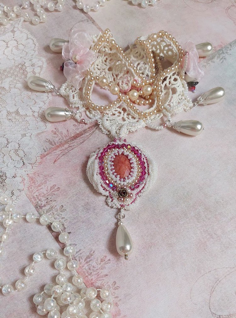 Victoriaanse geborduurde Valmont ketting met Ivory kant, parel kralen en Swarovski kristallen