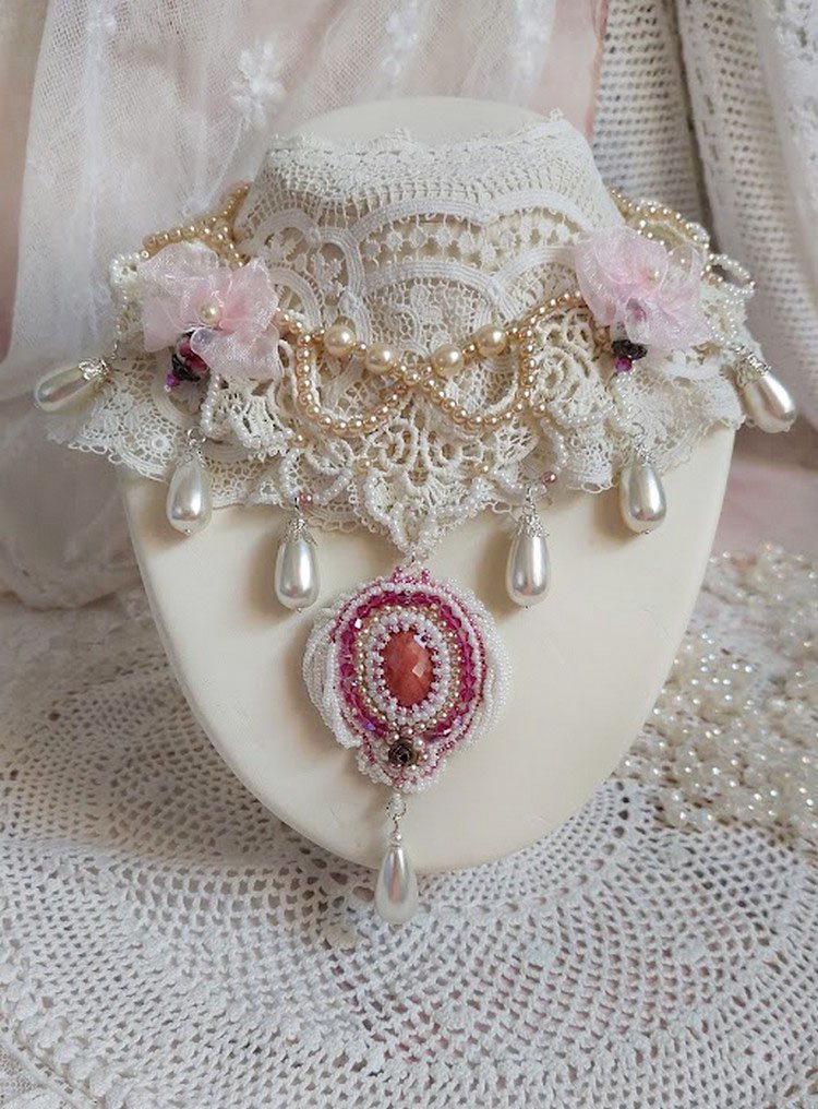 Victoriaanse geborduurde Valmont ketting met Ivory kant, parel kralen en Swarovski kristallen