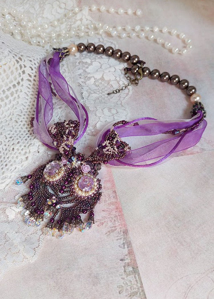 Parisienne ketting geborduurd met Swarovski kristallen, ivoorkleurige parels en rocailles