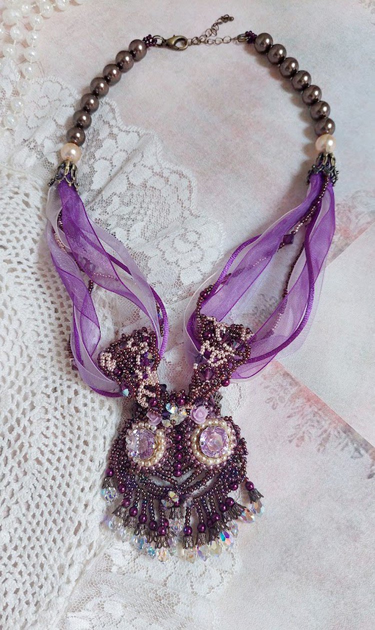 Parisienne ketting geborduurd met Swarovski kristallen, ivoorkleurige parels en rocailles