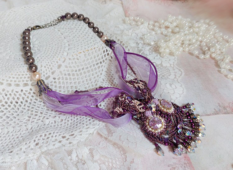 Parisienne ketting geborduurd met Swarovski kristallen, ivoorkleurige parels en rocailles