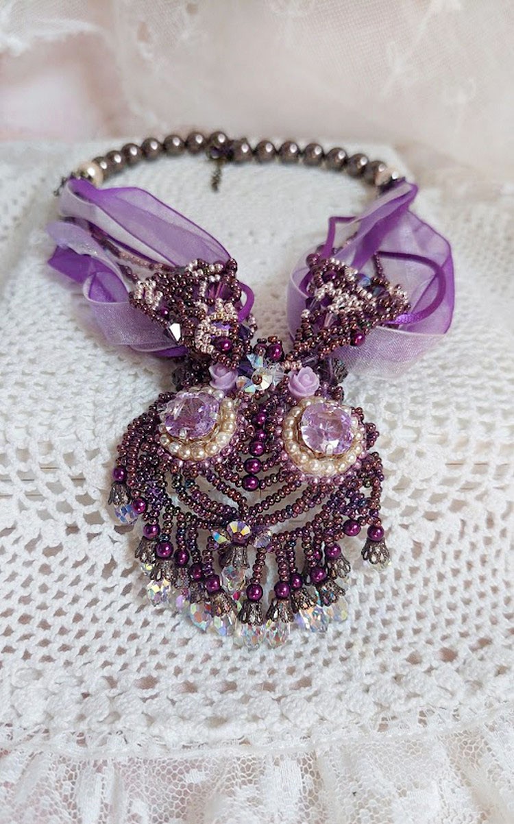 Parisienne ketting geborduurd met Swarovski kristallen, ivoorkleurige parels en rocailles
