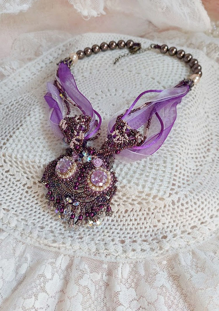 Parisienne ketting geborduurd met Swarovski kristallen, ivoorkleurige parels en rocailles